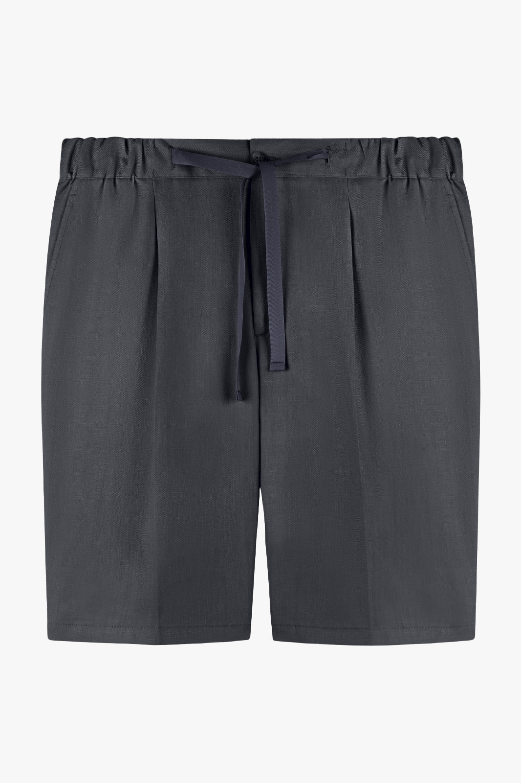 Vue de face d'un bermuda gris anthracite en lin. Le bermuda dispose d’une ceinture élastique et d’un cordon de serrage.