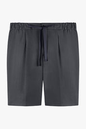 Vue de face d'un bermuda gris anthracite en lin. Le bermuda dispose d’une ceinture élastique et d’un cordon de serrage.