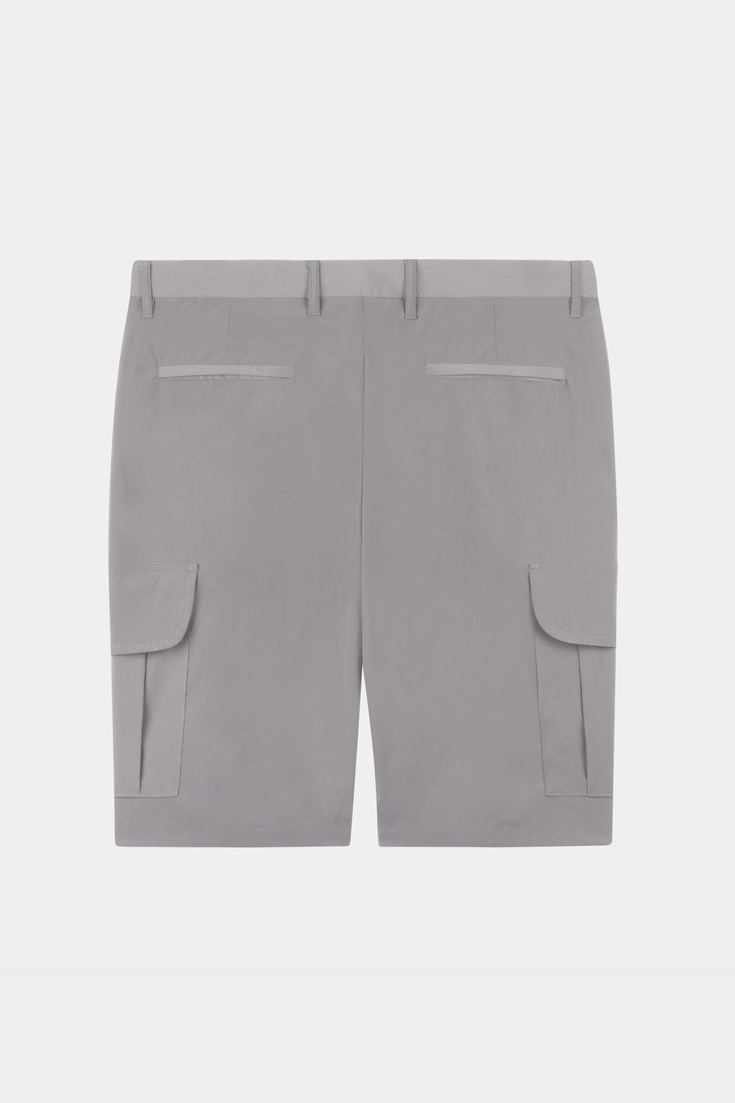 Vue de dos d'un bermuda gris en nylon japonais. Le bermuda dispose de quatre poches latérales.