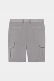 Vue de dos d'un bermuda gris en nylon japonais. Le bermuda dispose de quatre poches latérales.