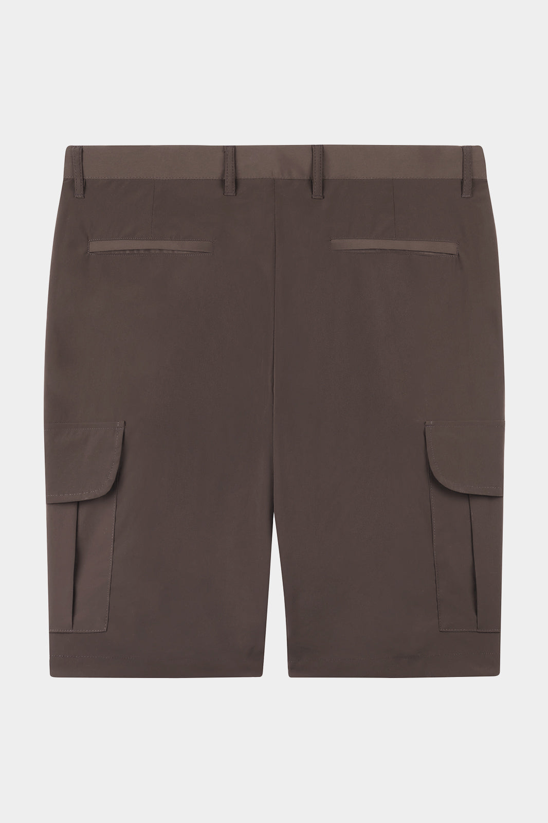 Vue de dos d'un bermuda kaki en nylon japonais. Le bermuda dispose de quatre poches latérales.