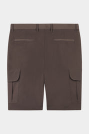 Vue de dos d'un bermuda kaki en nylon japonais. Le bermuda dispose de quatre poches latérales.