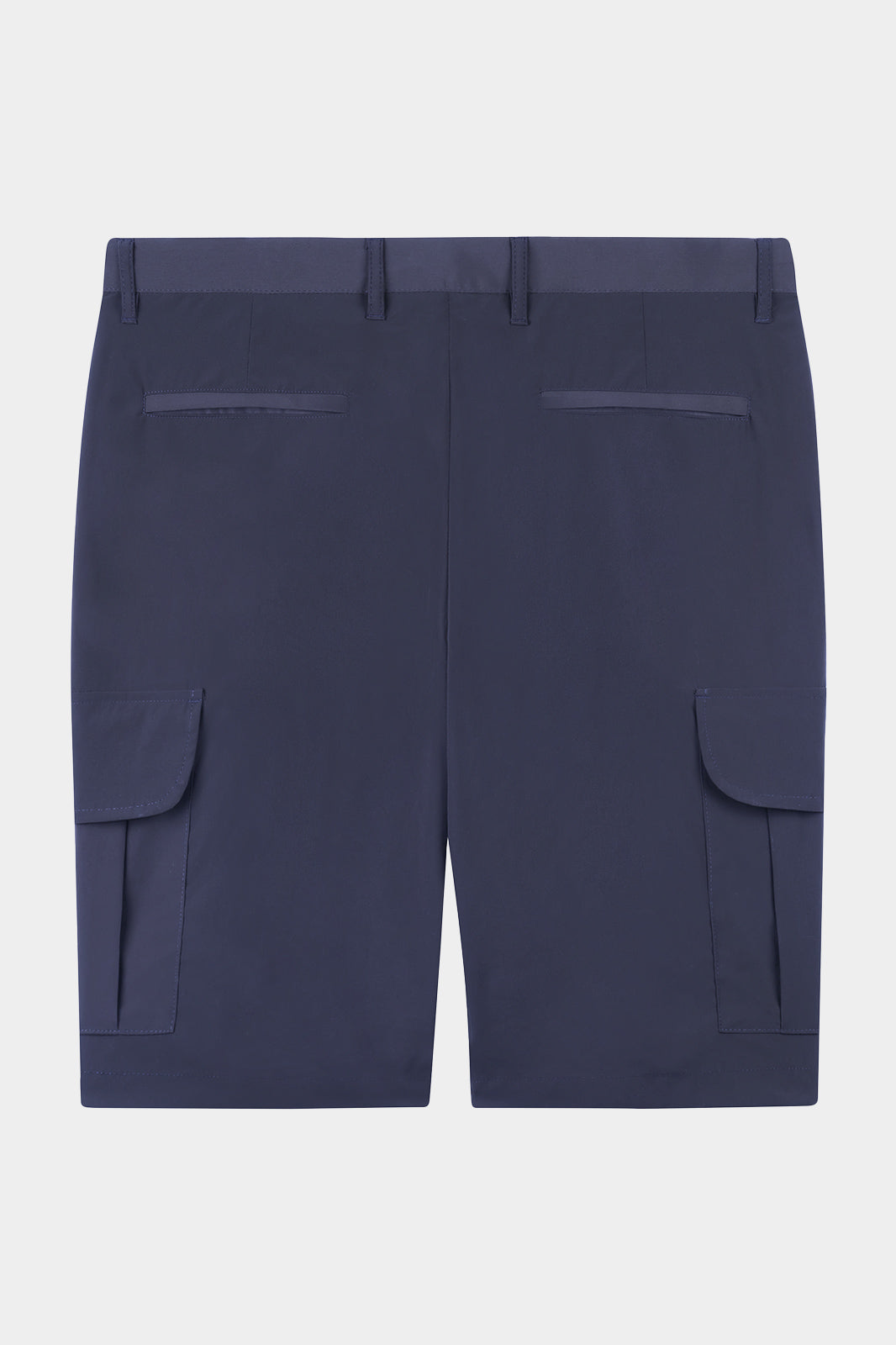 Vue de dos d'un bermuda bleu marine en nylon japonais. Le bermuda dispose de quatre poches latérales.