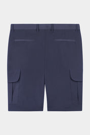 Vue de dos d'un bermuda bleu marine en nylon japonais. Le bermuda dispose de quatre poches latérales.