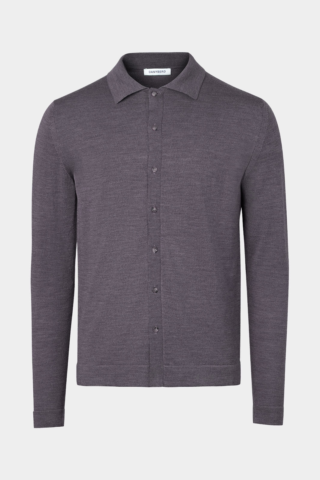Vue sur fond blanc d'un pull polo chemise en 100% en gris anthracite.
