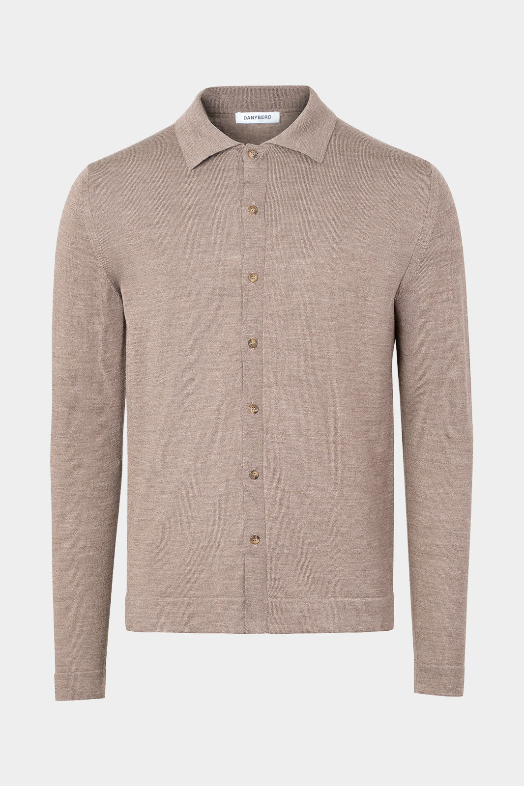 Vue sur fond blanc d'un pull polo chemise en 100% laine d'Italie en Taupe.