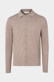 Vue sur fond blanc d'un pull polo chemise en 100% laine d'Italie en Taupe.
