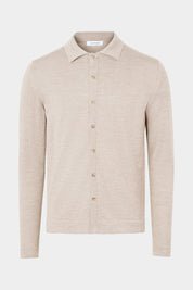 Vue sur fond blanc d'un pull chemise en 100% laine en beige.