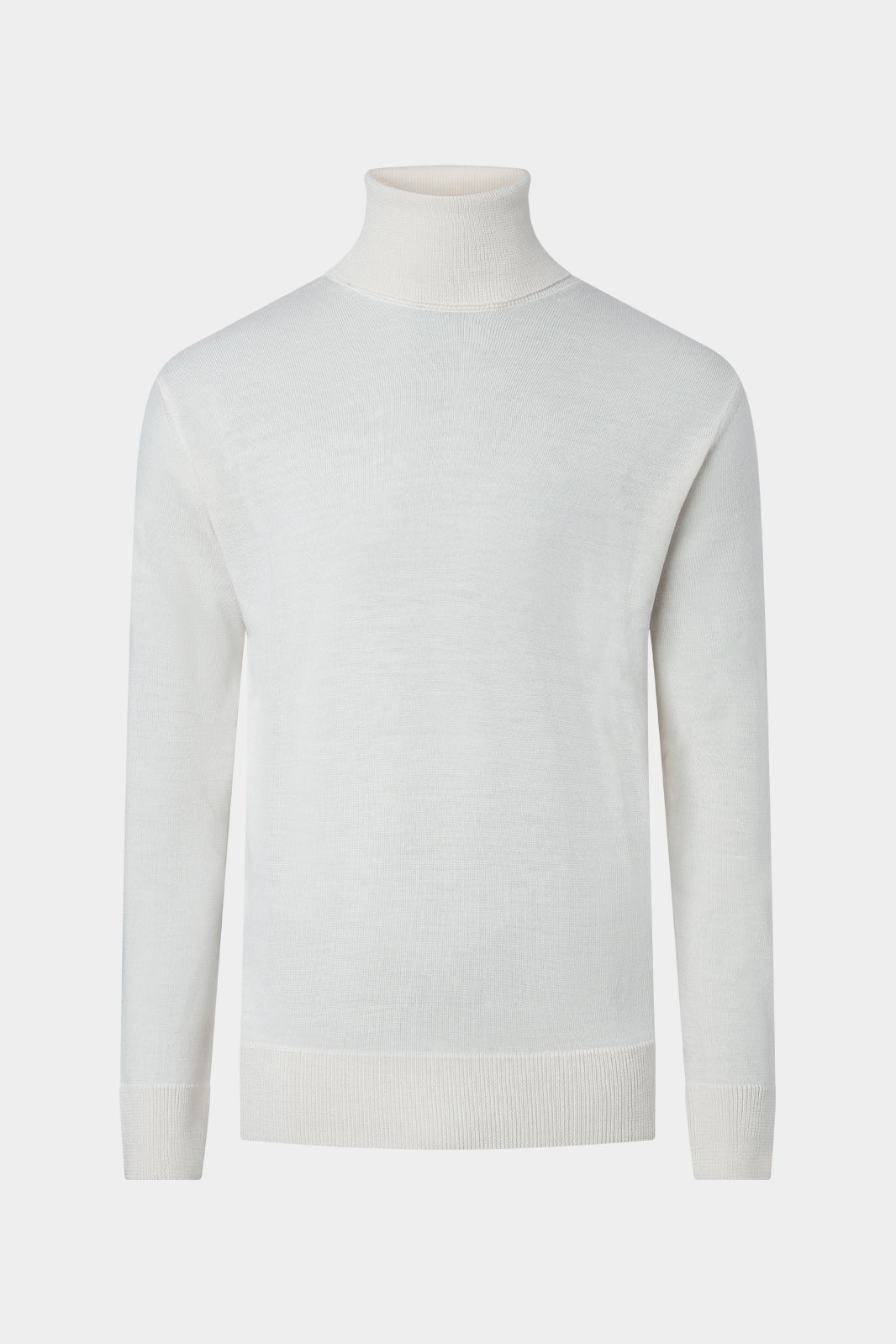 Vue de face sur fond blanc d'un pull col roulé blanc en 100% laine mérinos avec les bords côtes