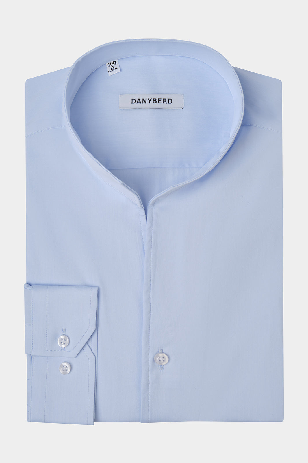 Chemise col indien sur fond blanc. Appréciez le look de notre chemise en coton stretch à col indien avec un boutonnage apparent et poignets boutonnés.