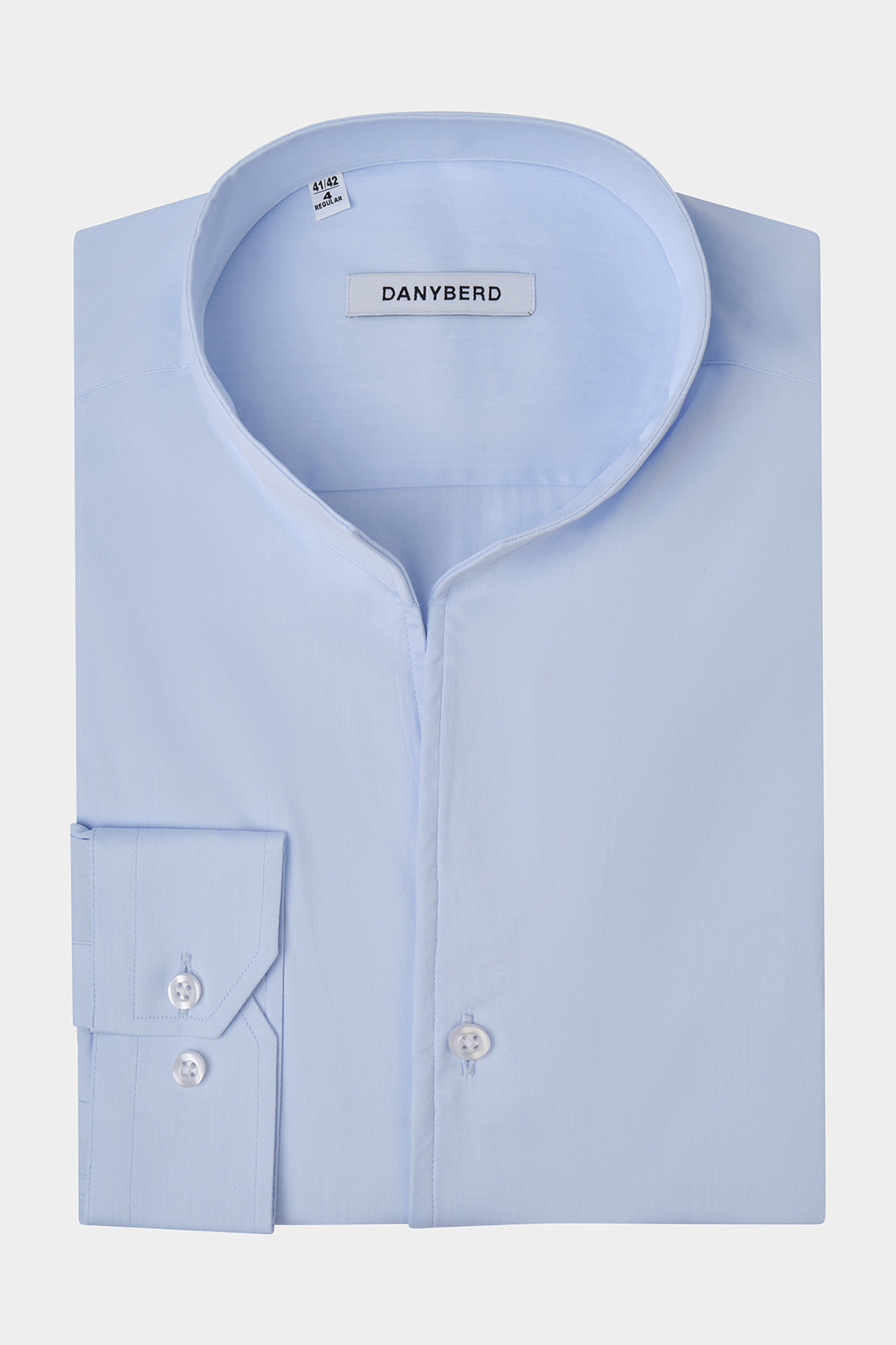 Chemise col indien sur fond blanc. Appréciez le look de notre chemise en coton stretch à col indien avec un boutonnage apparent et poignets boutonnés.