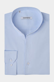 Chemise col indien sur fond blanc. Appréciez le look de notre chemise en coton stretch à col indien avec un boutonnage apparent et poignets boutonnés.