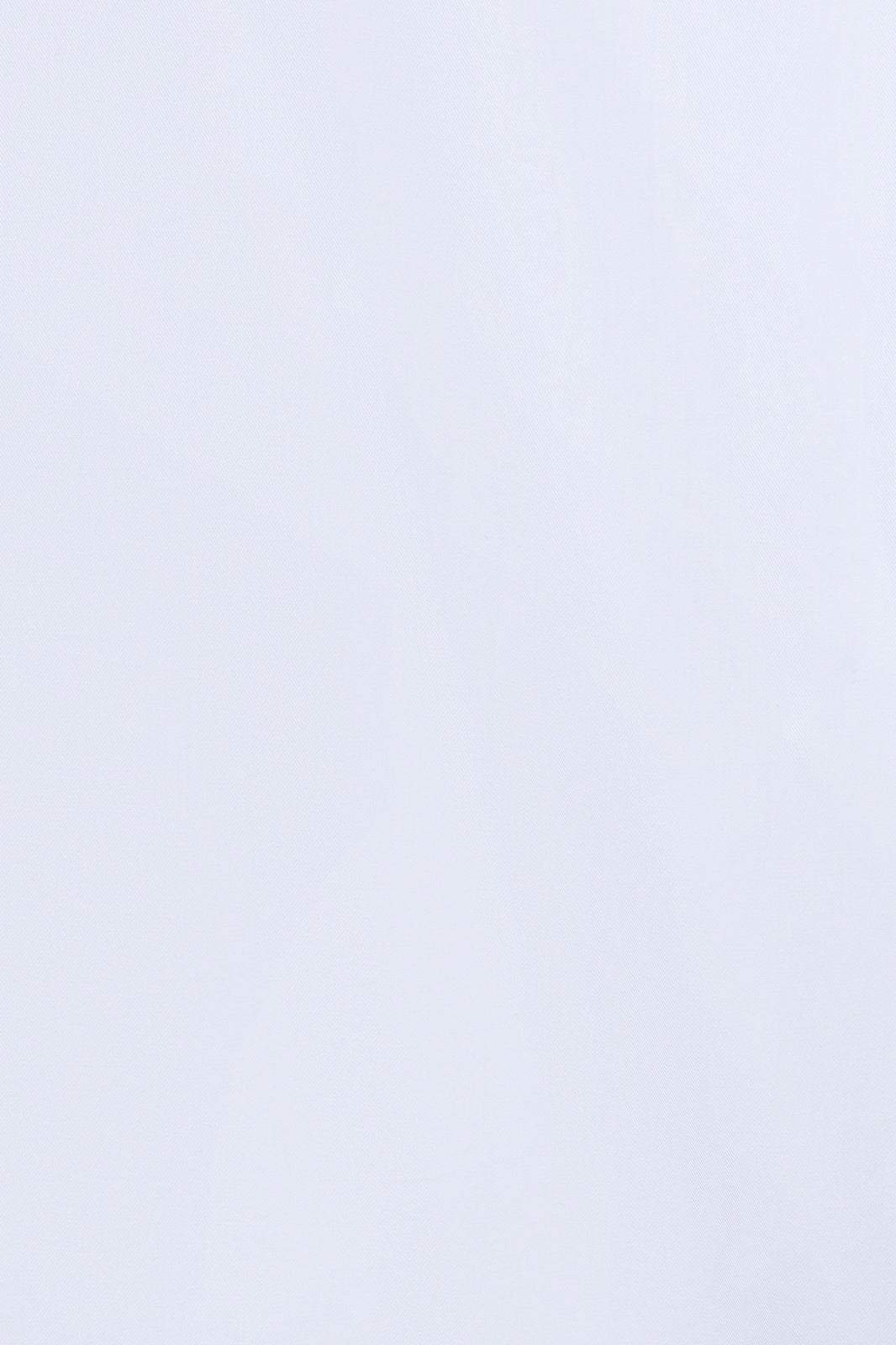 Zoom sur le tissu en coton de la chemise blanche avec col italien.