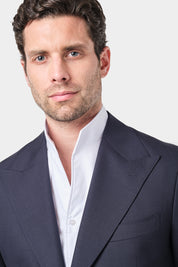 Ressentez le confort absolu avec notre chemise en 100% coton à col indien aussi appelé col tulipe et poignets boutonnés. Son tissu léger et souple offre un confort inégalé grâce à sa composition en coton d'Italie.