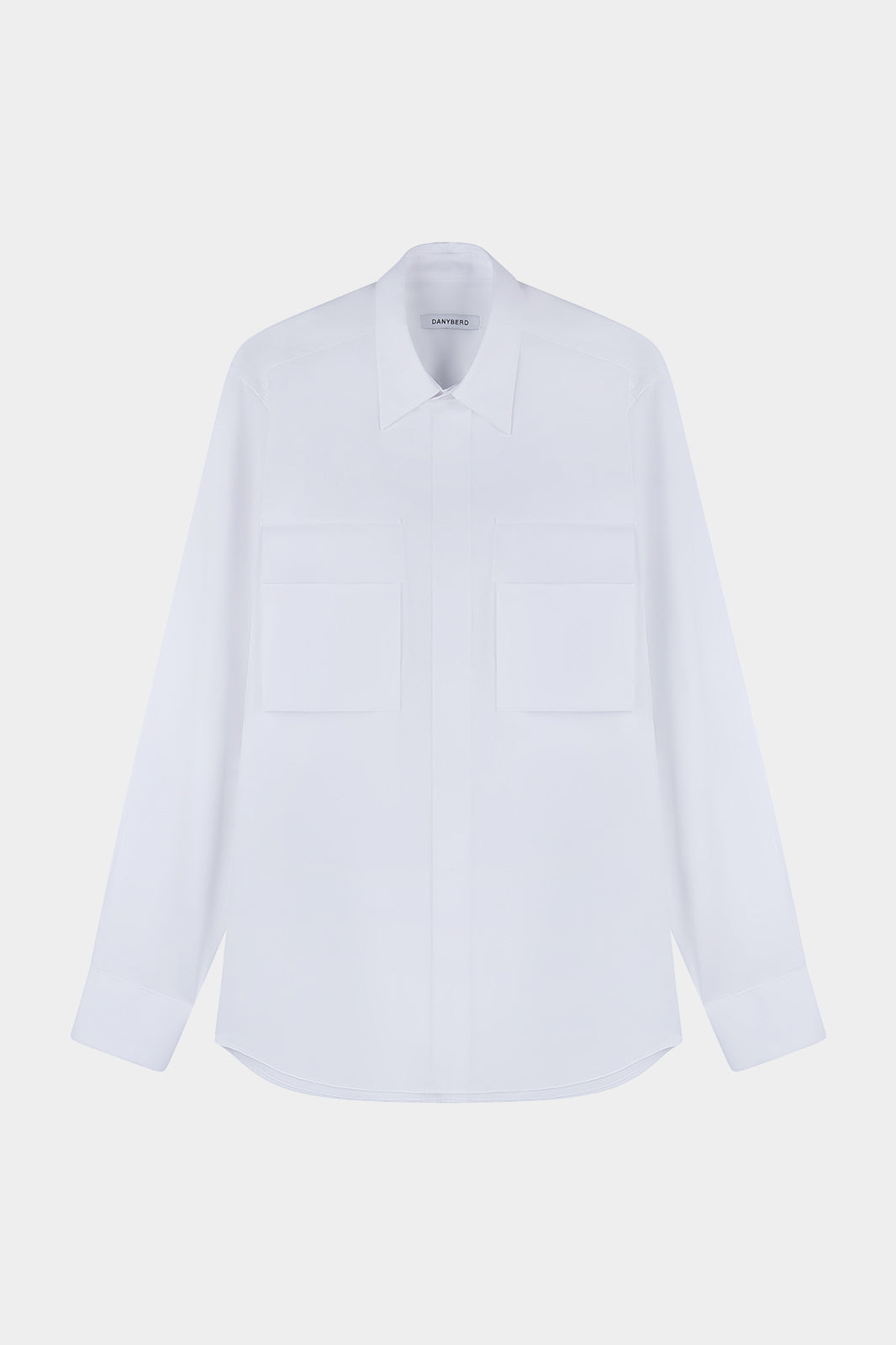 Chemise blanche à manches longues avec col classique, vu de face.