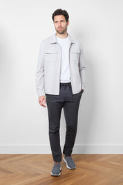 Ce blouson décontracté gris clair est conçu pour vous protéger des éléments tout en vous gardant au sec grâce à son tissu Olmetex imperméable et respirant. Avec 4 poches pratiques et un double zip, il est à la fois fonctionnel et élégant. Idéal pour affronter les intempéries en restant stylé.