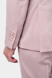 Vue rapproché de la manche de la veste de costume rose poudré.