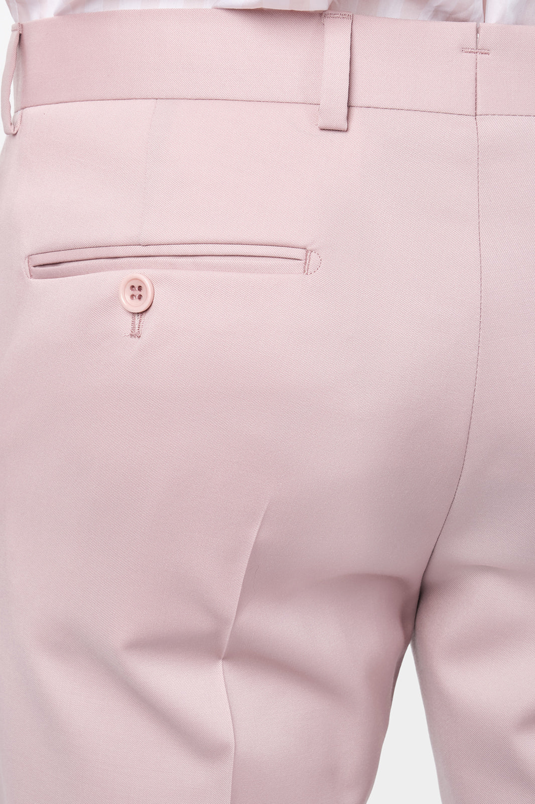 Vue détaillée de l'arrière du pantalon de costume rose poudré.