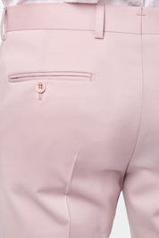 Vue détaillée de l'arrière du pantalon de costume rose poudré.