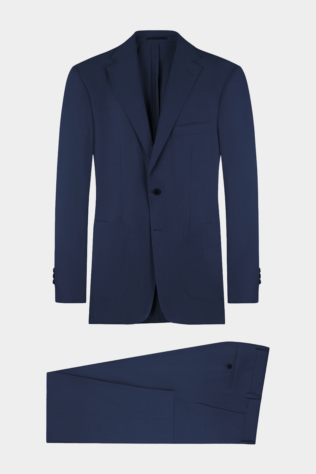 Un costume cintré deux pièces de couleur bleu marine, composé d'une veste avec deux bouton et deux poches avant plaquées, ainsi qu'un pantalon traditionnel assorti, présenté sur un fond blanc.
