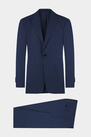 Un costume cintré deux pièces de couleur bleu marine, composé d'une veste avec deux bouton et deux poches avant plaquées, ainsi qu'un pantalon traditionnel assorti, présenté sur un fond blanc.