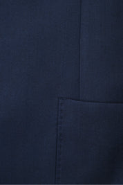Détails  de la veste de costume bleu marine cintrée.