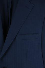 Détails  de la veste de costume bleu marine cintrée.