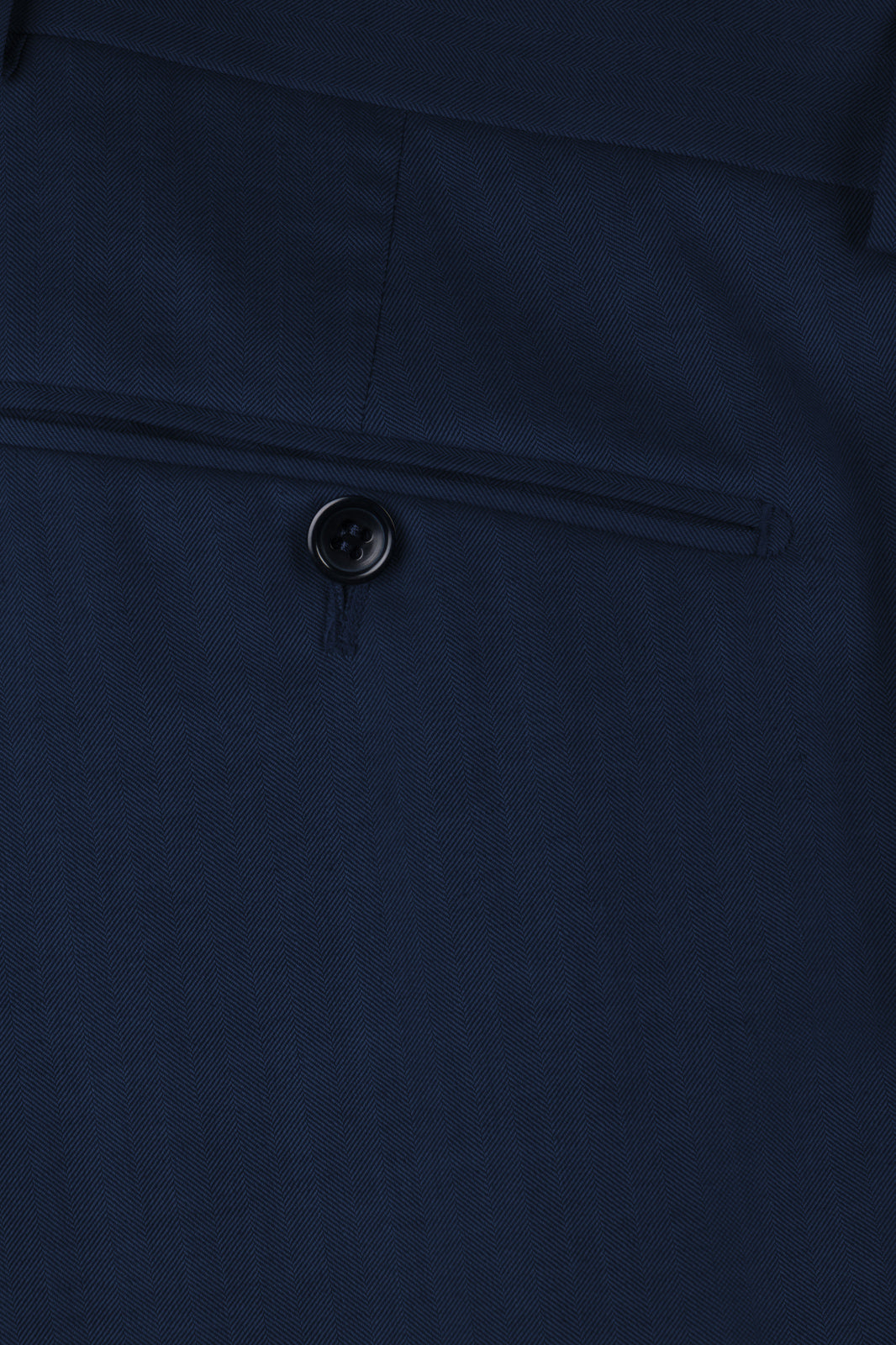 La poche intérieure de la veste de costume bleu cintrée.