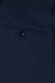 La poche intérieure de la veste de costume bleu cintrée.