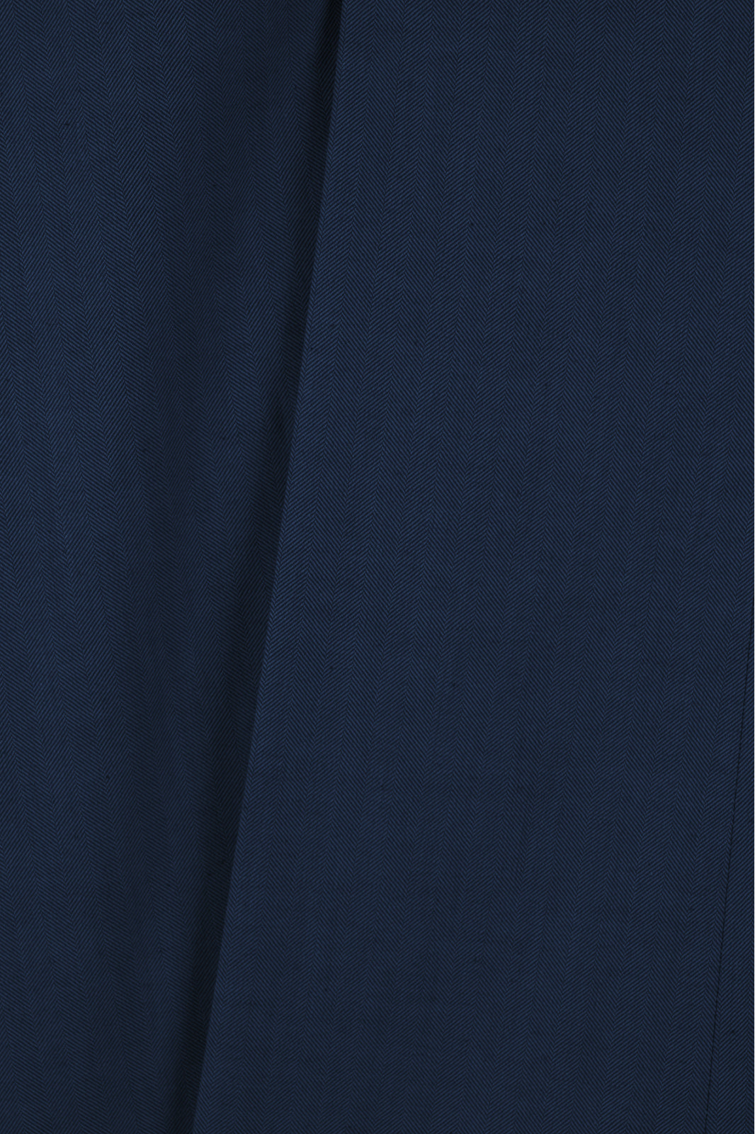 Détail du tissu du costume cintré deux pièces de couleur bleu marine.