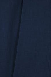 Détail du tissu du costume cintré deux pièces de couleur bleu marine.