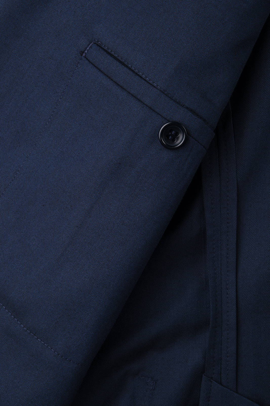 La poche intérieure de la veste de costume bleu cintrée.