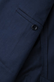La poche intérieure de la veste de costume bleu cintrée.