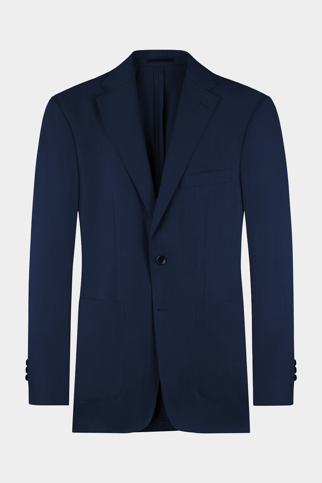 La veste de costume bleu marine cintrée avec deux boutons et deux poches avant plaquées.