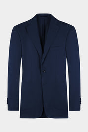 La veste de costume bleu marine cintrée avec deux boutons et deux poches avant plaquées.