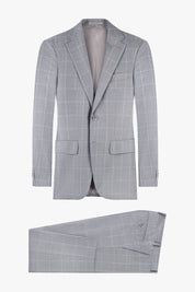 Un costume gris à carreaux, composé d'une veste et d'un pantalon assortis. La veste est cintrée avec des revers fins et des deux poches à rabat, tandis que le pantalon a une coupe droite traditionnelle.