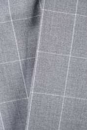 Zoom sur la matière du costume gris à carreaux.