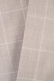 Zoom sur la matière du costume beige à carreaux.