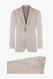 Un costume beige clair à carreaux, composé d'une veste et d'un pantalon assortis. La veste est cintrée avec des revers fins et des deux poches à rabat, tandis que le pantalon a une coupe droite traditionnelle.