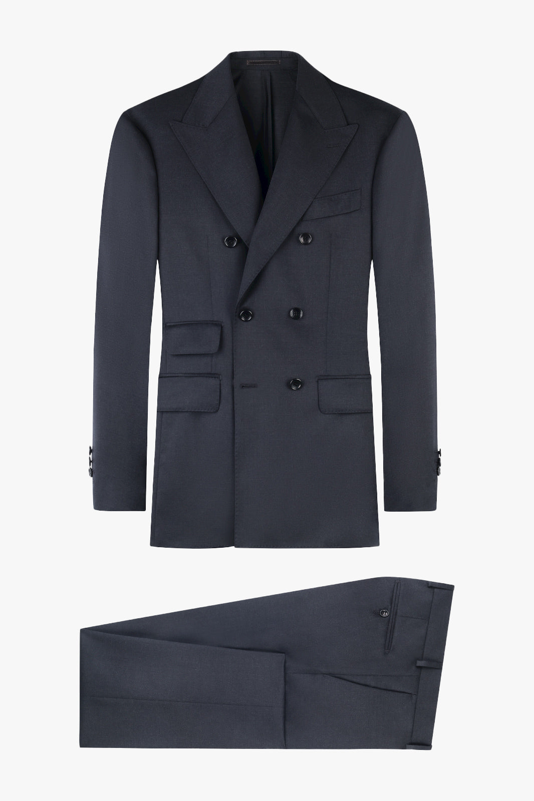Un costume gris anthracite avec une veste croisée à 6 boutons et un pantalon traditionnel assorti. La veste possède de larges revers en pointe et plusieurs poches à rabat sur le devant.