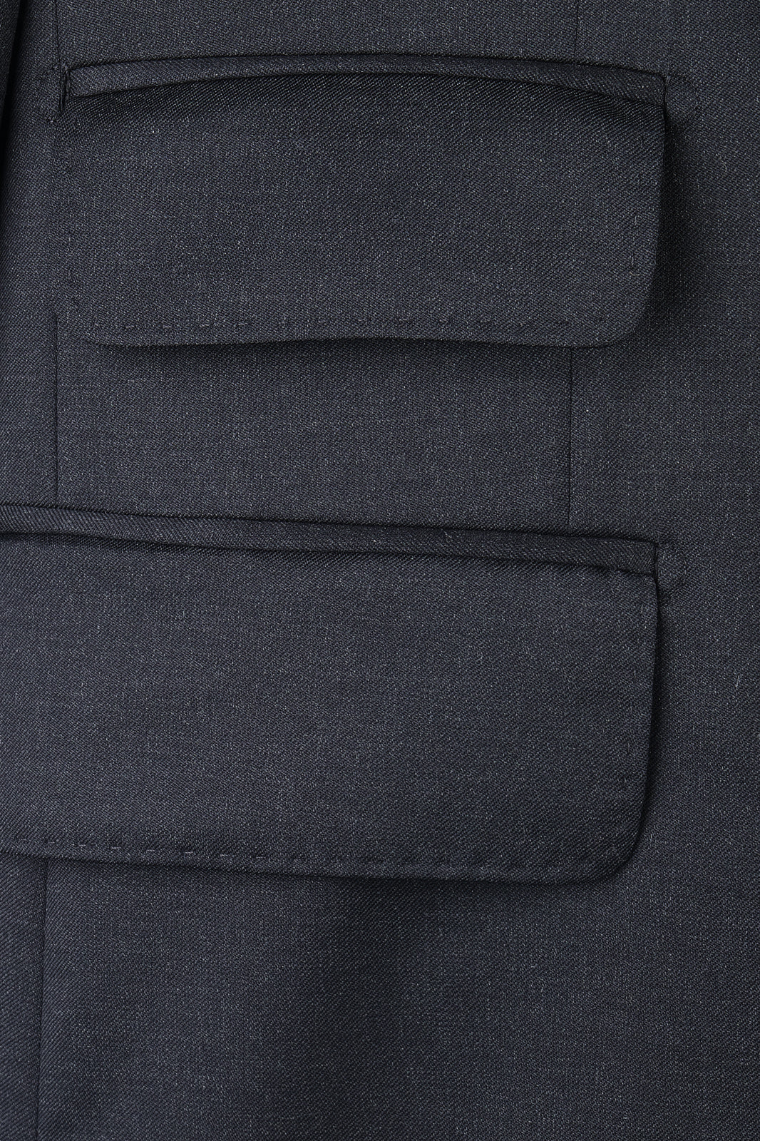 Détail des poches plaquées de la veste croisée gris anthracite