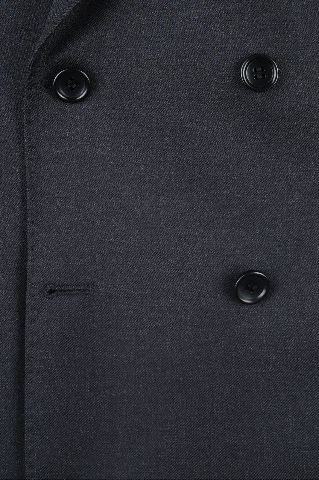 Détail des boutons de la veste croisée gris anthracite.