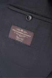 Détail de la poche et de l'étiquette intérieure de la veste croisée gris anthracite.