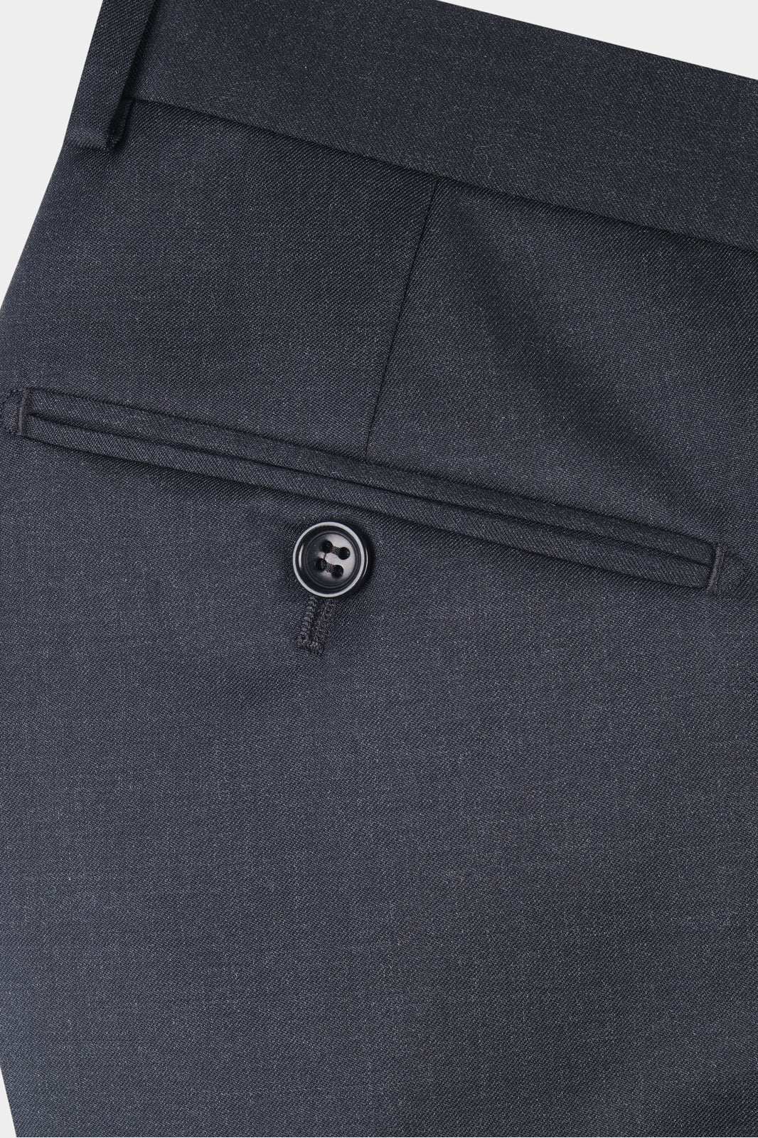 Détails du pantalon traditionnel du costume gris anthracite.