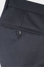 Détails du pantalon traditionnel du costume gris anthracite.