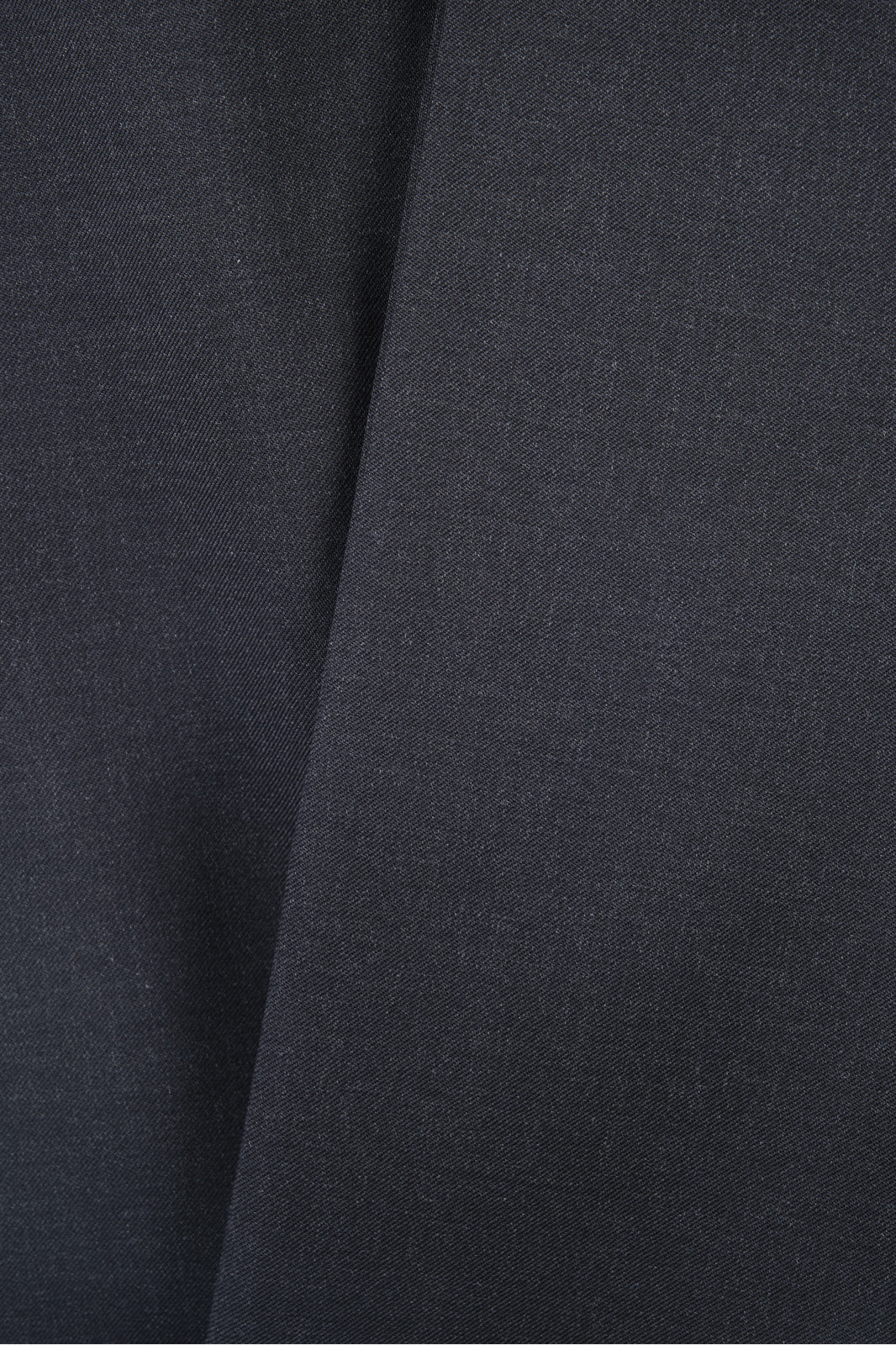 Détail du tissu du costume cintré gris anthracite.