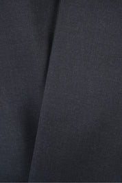 Détail du tissu du costume cintré gris anthracite.