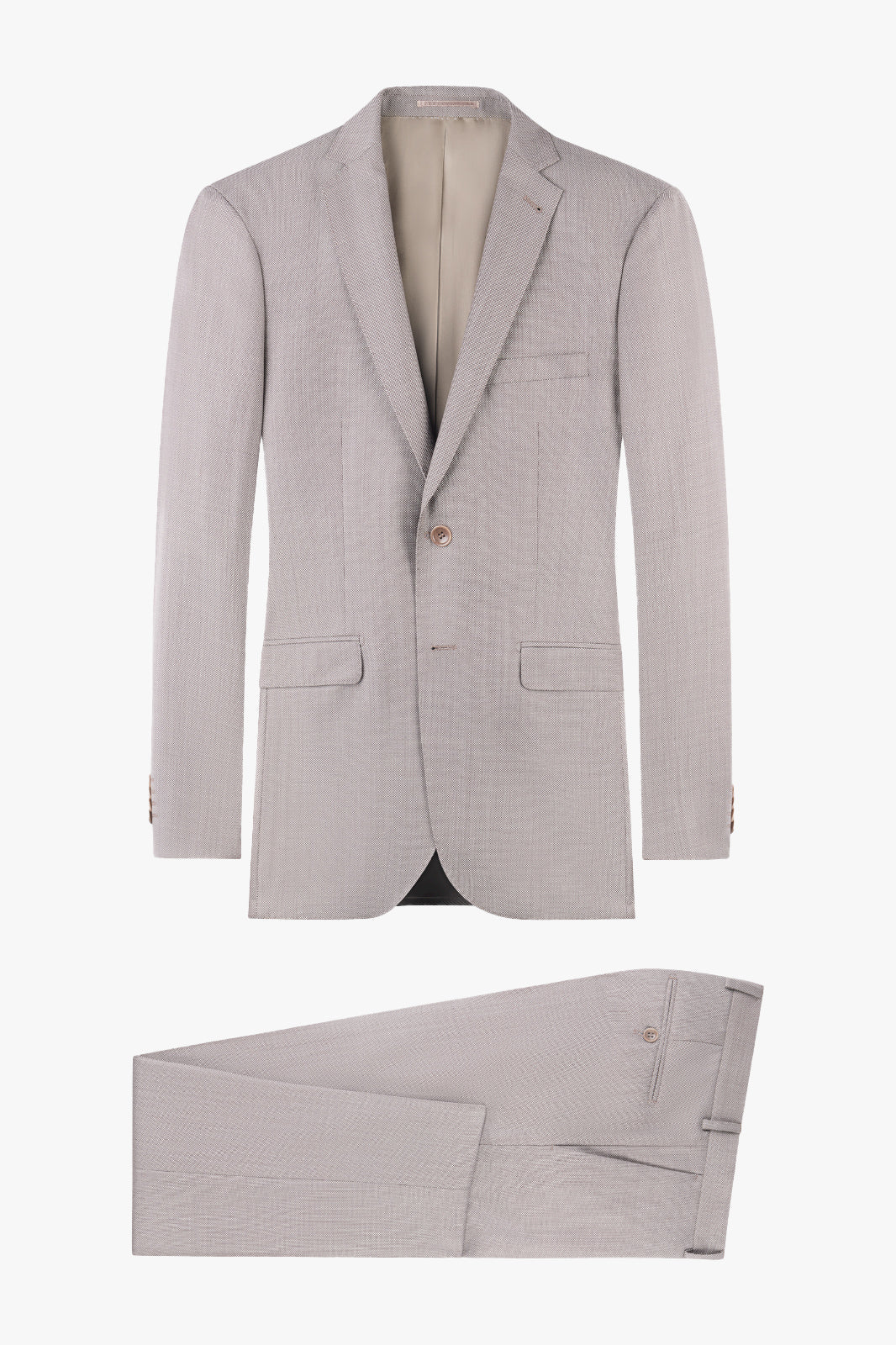 Un costume deux pièces en tissu grain de caviar beige, comprenant une veste à deux boutons avec des poches à rabat et un pantalon assorti. Le costume est présenté à plat sur un fond blanc, mettant en valeur sa texture et son design élégant.