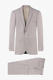 Un costume deux pièces en tissu grain de caviar beige, comprenant une veste à deux boutons avec des poches à rabat et un pantalon assorti. Le costume est présenté à plat sur un fond blanc, mettant en valeur sa texture et son design élégant.