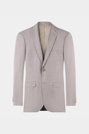 Veste à deux boutons avec des poches à rabat en tissu grain de caviar beige.
